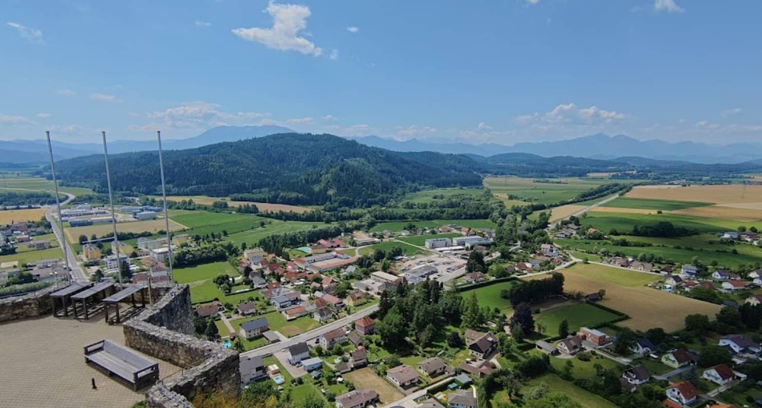 Burg Griffen thront majestätisch über dem Tal